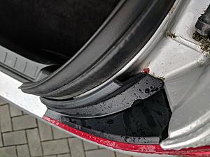 Big gaps between tail lights and body letting water in the trunk-img_20180329_125942.jpg
